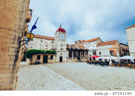 クロアチア　古都トロギール　イヴァナ・パヴラ広場 97583240