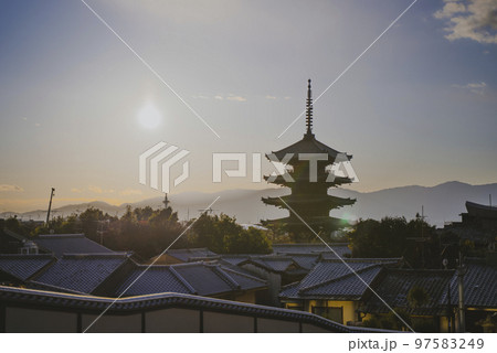 京都　維新の道からの八坂の塔と太陽 97583249