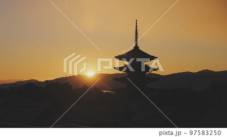 京都 維新の道からの八坂の塔と太陽 京都 維新の道からの八坂の塔と太陽 97583250