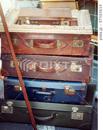 フリーマーケットに陳列された商品 97583614