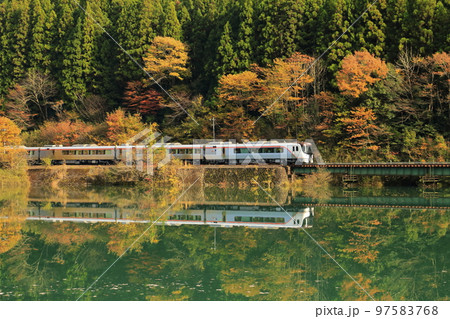 晩秋の高山本線を走るHC85系特急ひだ(3:2) 97583768