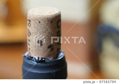 ワインボトルのベージュ色コルク栓 97583794