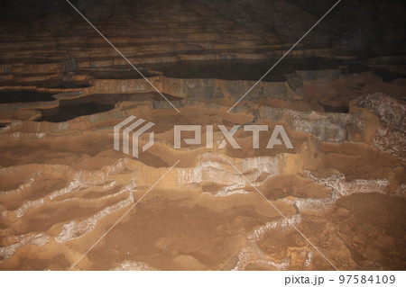 薄暗い鍾乳洞の風景 薄暗い鍾乳洞の風景 97584109