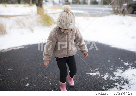 冬に雪遊びしているニット帽をかぶった女の子の姉妹 冬に雪遊びしているニット帽をかぶった女の子の姉妹 97584415