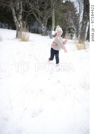 雪合戦でスノーボールを投げる女の子 雪合戦でスノーボールを投げる女の子 97584422