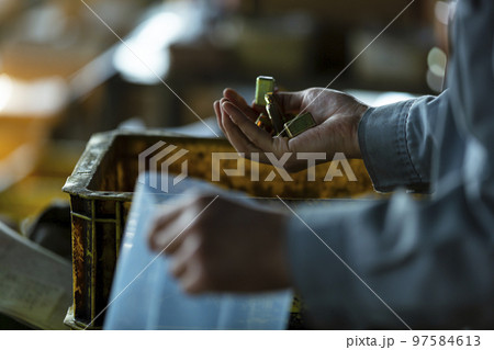 工場で働く人の手 97584613