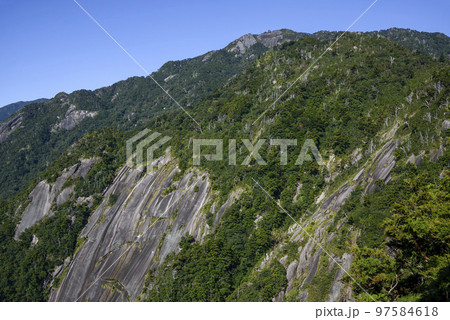 屋久島モッチョム岳山頂北側【本富岳山頂】割石岳方面の展望 97584618