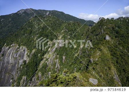 屋久島モッチョム岳山頂北側【本富岳山頂】割石岳方面の展望 97584619