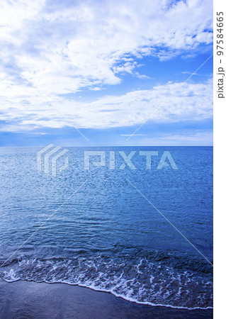 青い海と青い空と白い雲 97584665