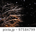 雪降る冬の夜 97584799