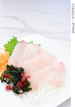 よく脂がのって美味しそうなブリの刺身 よく脂がのって美味しそうなブリの刺身 97584823