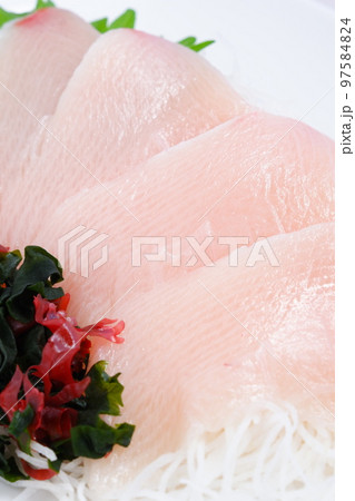 よく脂がのって美味しそうなブリの刺身 よく脂がのって美味しそうなブリの刺身 97584824