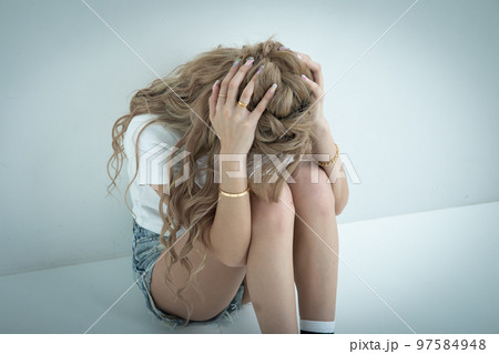 泣き崩れる金髪女性 break down in tears 泣き崩れる金髪女性 break down in tears 97584948