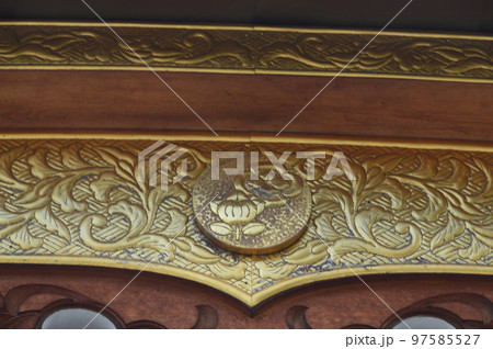 岸城神社・本殿の軒下 神紋 釘隠し(大阪府岸和田市岸城町岸城町11-30) 岸城神社・本殿の軒下 神紋 釘隠し(大阪府岸和田市岸城町岸城町11-30) 97585527