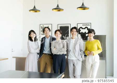 オフィスで並ぶ5人の男女 97585545