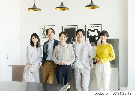 オフィスで並ぶ5人の男女 97585548