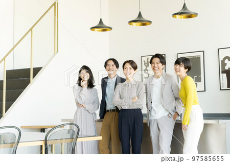 室内で並ぶ5人の男女 97585655