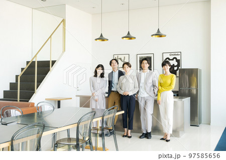 室内で並ぶ5人の男女 97585656