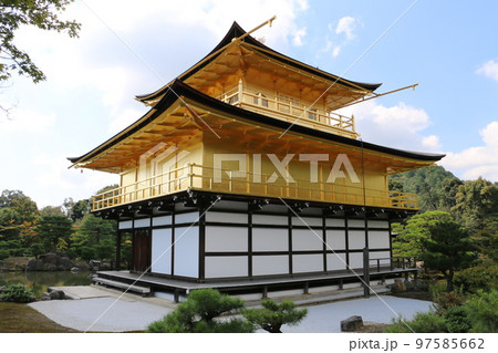 修学旅行生に大人気秋の金閣寺 97585662