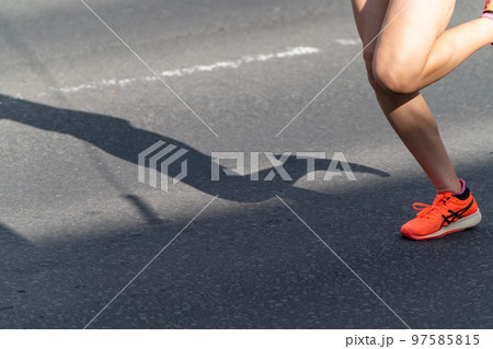 マラソン　駅伝　ランニング　足 97585815