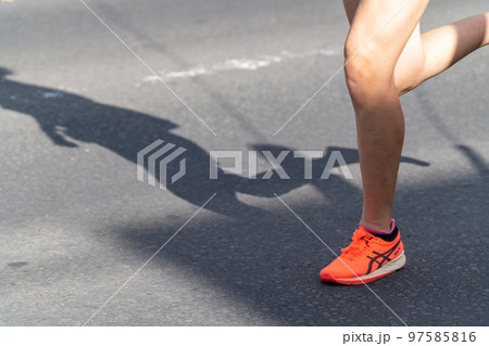 マラソン　駅伝　ランニング　足 97585816