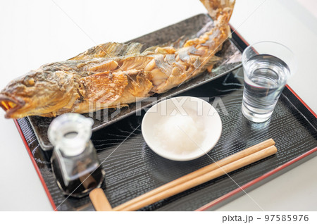 ホッケの丸焼きと日本酒 ホッケの丸焼きと日本酒 97585976