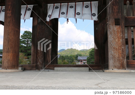 広大な京都御室の仁和寺 広大な京都御室の仁和寺 97586000