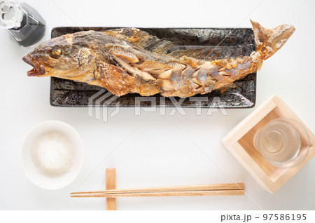 ホッケの丸焼きと日本酒 97586195
