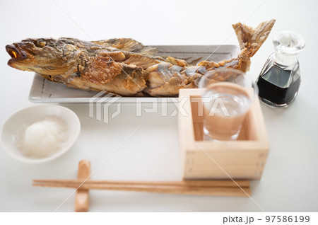 ホッケの丸焼きと日本酒 97586199