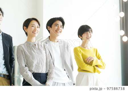 オフィスで並ぶ5人の男女 オフィスで並ぶ5人の男女 97586738