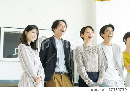 オフィスで並ぶ5人の男女 97586739