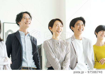 オフィスで並ぶ5人の男女 97586740