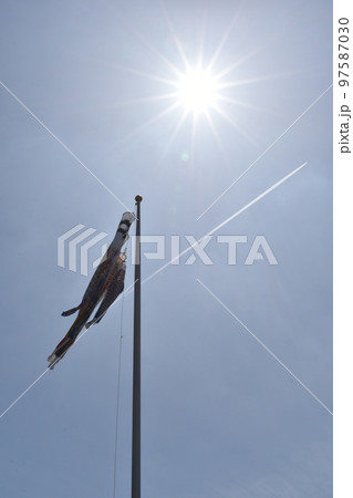 鯉のぼり、飛行機雲、太陽 97587030