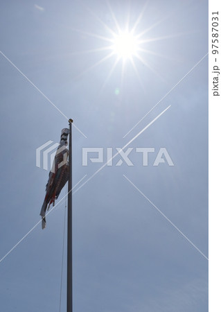 鯉のぼり、飛行機雲、太陽 鯉のぼり、飛行機雲、太陽 97587031