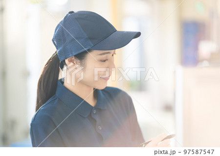 物流倉庫で働く若い女性の作業員 97587547