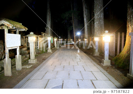 参詣道と灯篭・高野山（和歌山県・高野町） 97587822