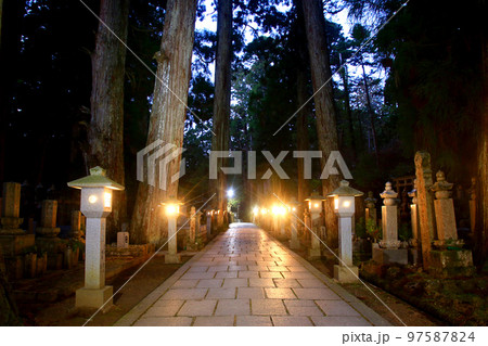 参詣道と灯篭・高野山（和歌山県・高野町） 97587824