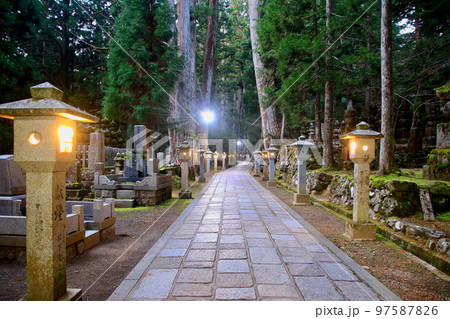 参詣道と灯篭・高野山(和歌山県・高野町) 参詣道と灯篭・高野山(和歌山県・高野町) 97587826