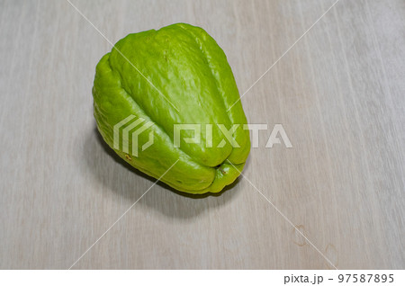 家庭菜園の収穫(ハヤトウリ)のテーブルフォト 家庭菜園の収穫(ハヤトウリ)のテーブルフォト 97587895