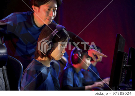 eスポーツ大会チーム戦イメージ　アドバイスをする監督 97588024