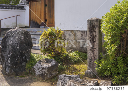 向原寺にある豊浦寺跡の石標【豊浦宮跡】奈良県高市郡 向原寺にある豊浦寺跡の石標【豊浦宮跡】奈良県高市郡 97588235