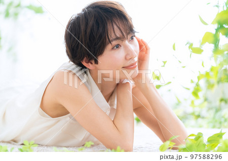 女性　ビューティー　美容　スキンケア　リビング 97588296