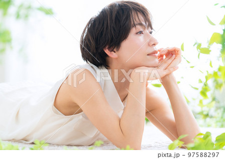 女性　ビューティー　美容　スキンケア　リビング 97588297