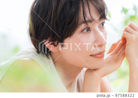 女性　ビューティー　美容　スキンケア　リビング 97588322