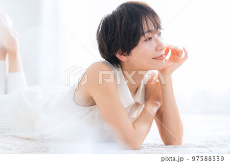 女性　ビューティー　美容　スキンケア　リビング 97588339