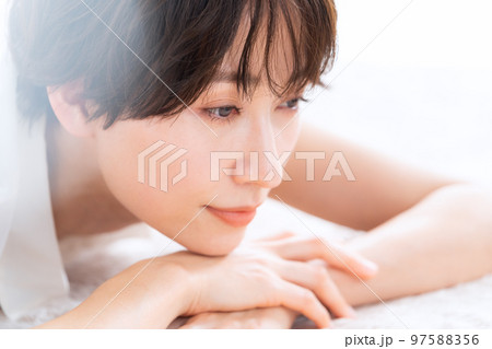 女性　ビューティー　美容　スキンケア　リビング 97588356