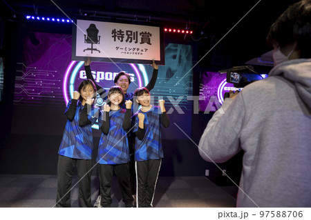 eスポーツ大会優勝イメージ　勝利者インタビュー　テレビ中継 97588706