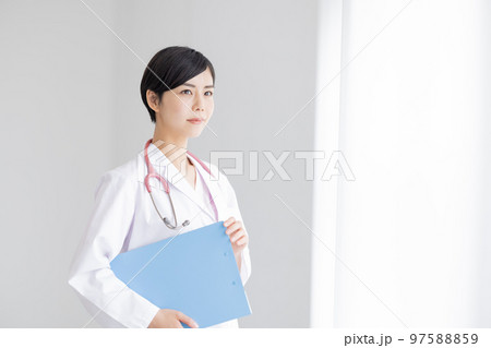 医療イメージ　女医のポートレート 97588859