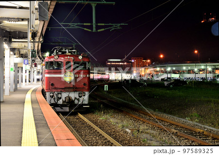 函館駅に停車中のED79が牽引する急行はまなす号です。国内最期の定期急行列車でした。 函館駅に停車中のED79が牽引する急行はまなす号です。国内最期の定期急行列車でした。 97589325
