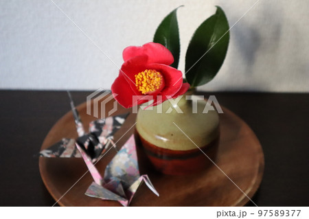 ツバキ侘助の一輪挿し 97589377